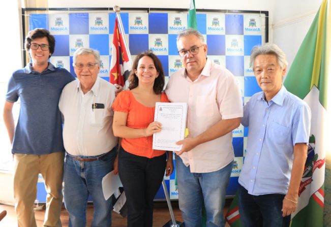 PREFEITO ASSINA CONVÊNIO COM O LAR DOS VELHINHOS 