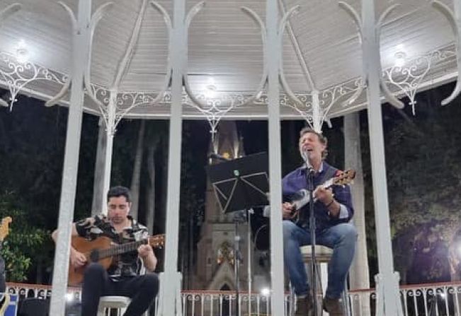 SHOW DE KIKO ZAMARIAN E ERIC FURLAN ABRILHANTA NOITE MOCOQUENSE