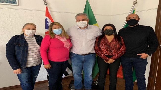 PREFEITURA MUNICIPAL DE MOCOCA FAZ PARCERIA COM CASA RENASCER DE PIRASSUNUNGA.

Na tarde desta quarta-feira, 21, no Gabinete Municipal o prefeito Eduardo Barison e Valdirene Miranda diretora do Departamento de Desenvolvimento Social receberam a visita d