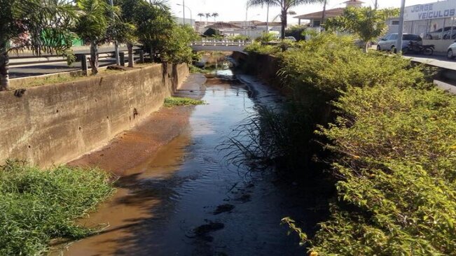 INFORMATIVO - Prefeitura de Mococa realiza limpeza do Ribeirão do Meio, na área central do município