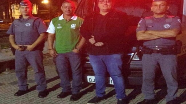 Diretor de Segurança Pública visita a Praça da Matriz junto com a Polícia Militar durante apresentação da Filarmônica Mocoquense