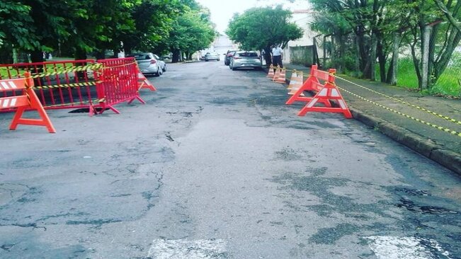 UTILIDADE PÚBLICA >>> A Prefeitura de Mococa informa que o trânsito na rua de acesso a Associação Esportiva Mocoquense está parcialmente interditado, por conta de um buraco que se abriu na via.
