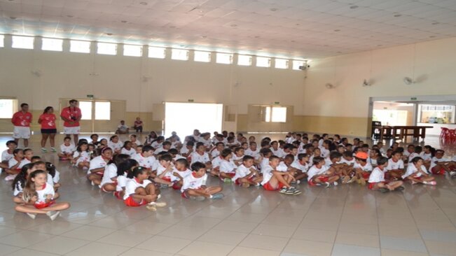 Crianças recebem medalhas pela participação no programa “Bom de Nota, Bom de Bola”