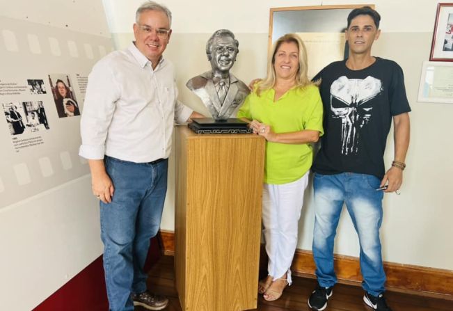 PREFEITURA MUNICIPAL DE MOCOCA RECEBE DOAÇÃO DE DUAS OBRAS DO ESCULTOR ARMANDO FERRAREGI