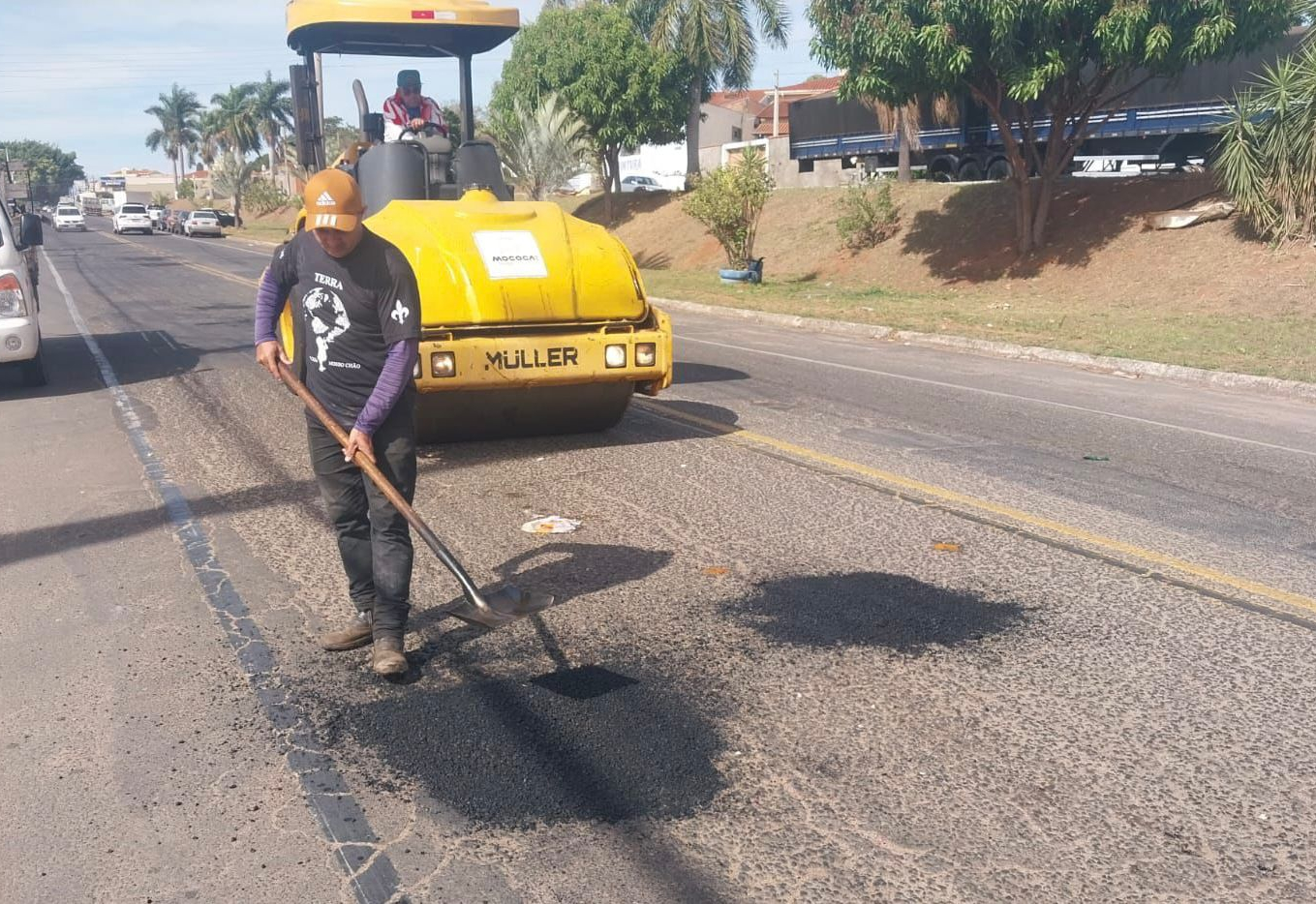 OPERAÇÃO TAPA-BURACOS NA AVENIDA TIRADENTES!