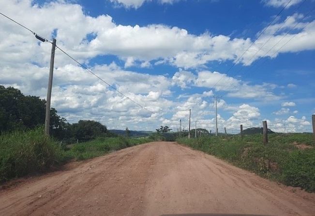 DEPARTAMENTO DE AGRICULTURA REALIZA MANUTENÇÃO EM ESTRADA