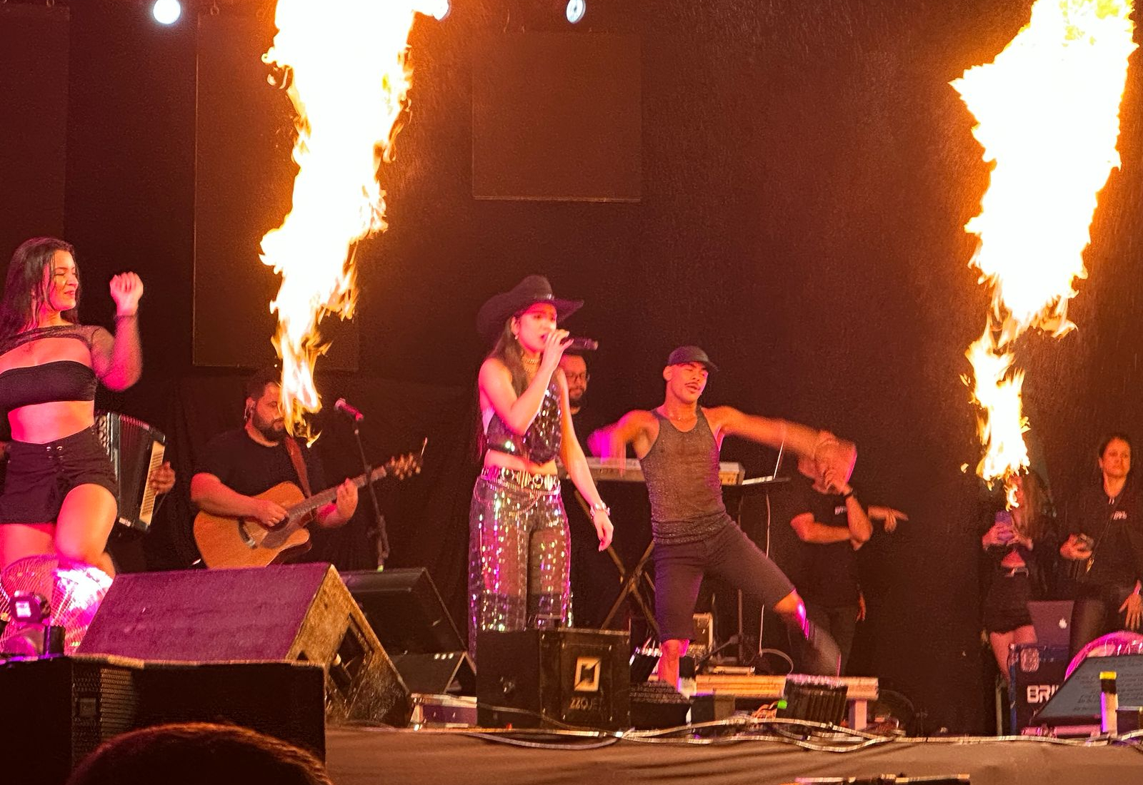PARABÉNS À NOSSA ARTISTA MOCOQUENSE LORENAH! BRILHOU NO PALCO