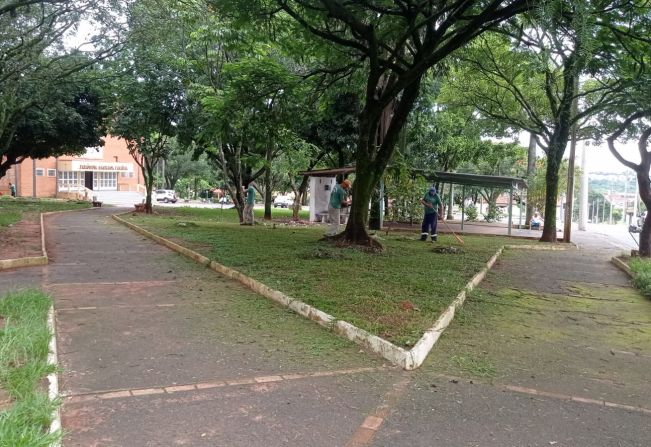 PREFEITURA MUNICIPAL DE MOCOCA REALIZA LIMPEZA E MANUTENÇÃO NO CENTRO DO IDOSO DA COHAB II E NA PRAÇA DA IGREJA SAGRADA FAMÍLIA