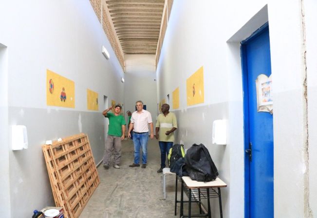 PREFEITO E VEREADOR VISITAM ESCOLAS MUNICIPAIS DE MOCOCA QUE ESTÃO RECEBENDO MELHORIAS DE REFORMA