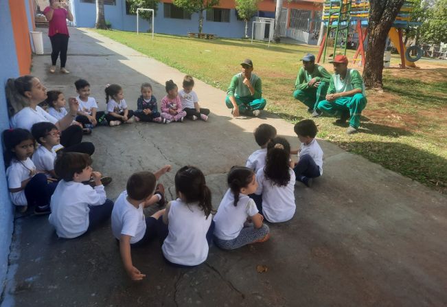 ALUNOS DA EMEB MARTA PAIONE RECEBERAM A VISITA DOS COLABORADORES DA COLETA DE LIXO