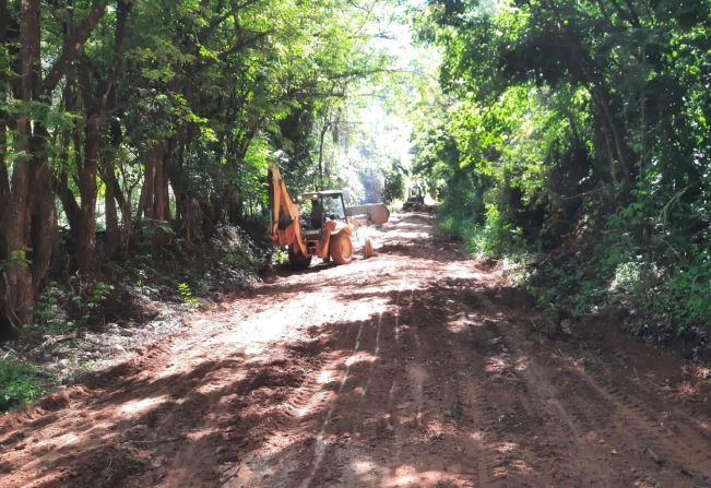 DEPARTAMENTO DE AGRICULTURA REALIZA REVITALIZAÇÃO EM ESTRADA