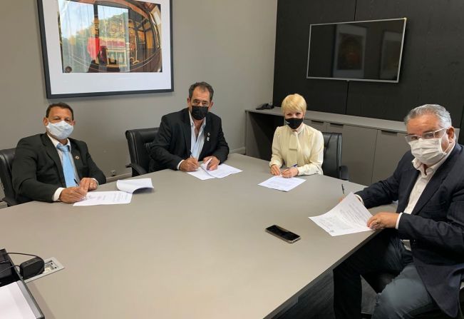 PREFEITO ASSINA CONVÊNIO PARA EQUIPAMENTOS AGRÍCOLAS