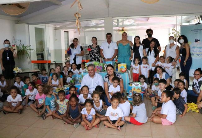 PREFEITURA E RENOVIAS ENTREGAM “BAÚ DE HISTÓRIAS” Em ESCOLAS MUNICIPAIS