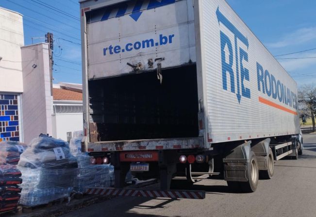 NA MANHÃ DESTE SÁBADO 08/06, A EMPRESA RODONAVES ENCHEU E PREPAROU MAIS UMA CARRETA DE DOAÇÕES PARA SEGUIR VIAGEM