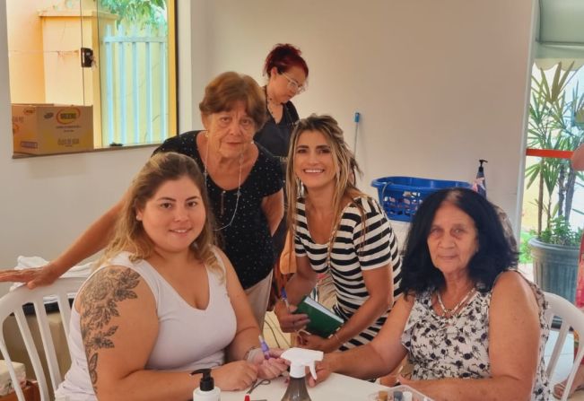 GRUPO ARCO ÍRIS PROMOVE MANHÃ DE BELEZA PARA MULHERES COM CÂNCER