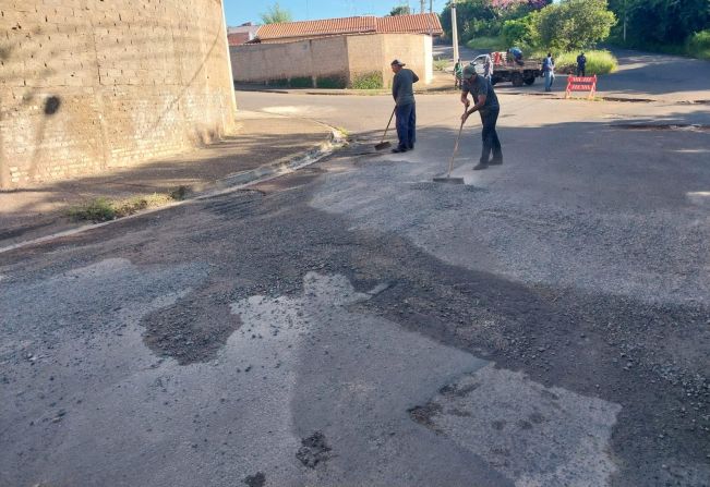 A EQUIPE DA OPERAÇÃO TAPA BURACOS INICIA OS TRABALHOS NO BAIRRO CARLITO QUILICE EM MOCOCA