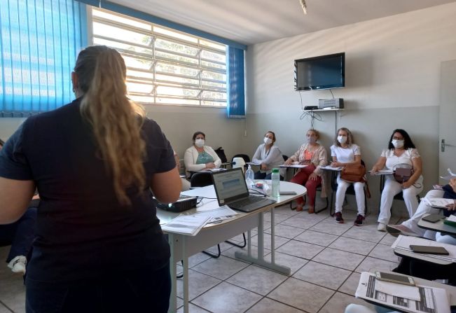 PROFISSIONAIS DA SAÚDE PARTICIPAM DE TREINAMENTO PARA CAMPANHA NACIONAL DE VACINAÇÃO