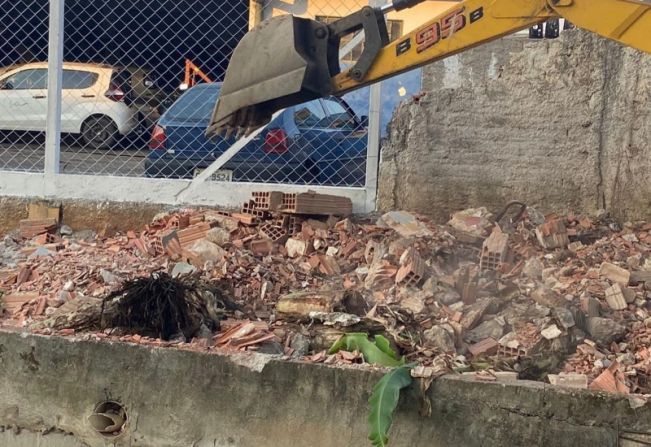 CÓRREGO DO GRANITO E RIBEIRÃO DO MEIO RECEBEM LIMPEZA INTERNA.