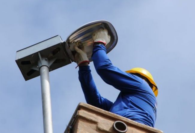 TROCA DE LÂMPADAS NOS ARREDORES DA PRAÇA MARECHAL DEODORO