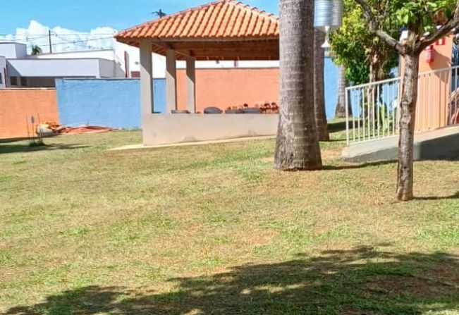 TRABALHO DE LIMPEZA CONTINUA PARA MANTER AS ESCOLAS MUNICIPAIS DE MOCOCA EM ORDEM 