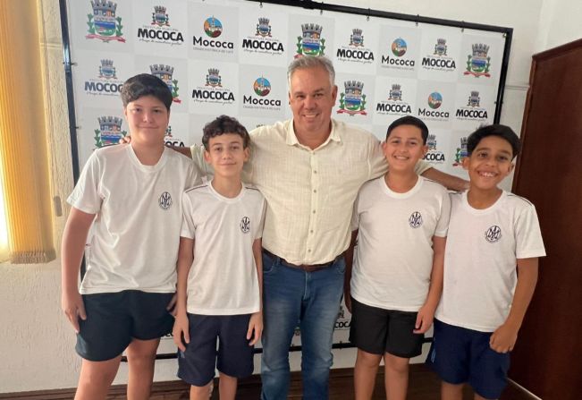 ALUNOS REALIZAM ENTREVISTA COM O PREFEITO EDUARDO BARISON NO GABINETE MUNICIPAL