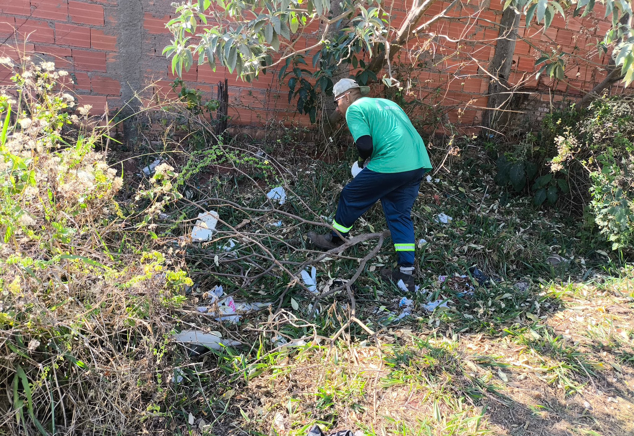 LIMPEZA GERAL NO BAIRRO JARDIM MAZIERO