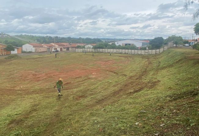 SERVIÇOS DE LIMPEZA NO BAIRRO JOSÉ JUSTI