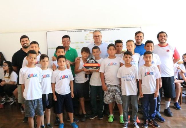 PREFEITO RECEBE ESCOLAS PREMIADAS NA OLIMPÍADA INFANTIL 