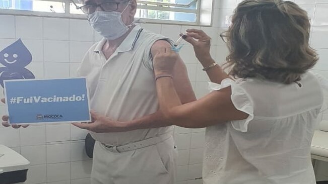 PROFISSIONAIS DE LABORATÓRIOS PRIVADOS COMEÇAM A SER VACINADOS EM MOCOCA