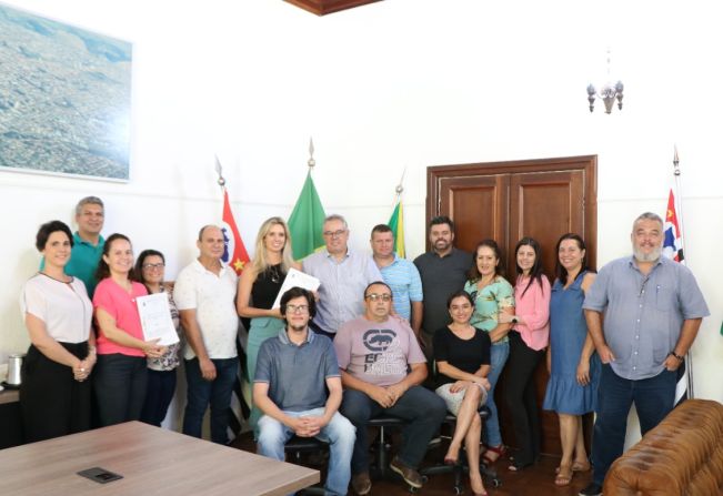 PREFEITO ASSINA CONVÊNIO PARA CRIAÇÃO CASA DE ACOLHIMENTO AOS PACIENTES ONCOLÓGICOS DE MOCOCA/SP EM JAÚ/SP