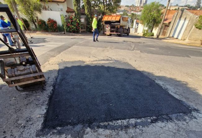 OPERAÇÃO TAPA BURACOS NO BAIRRO VILA QUINTINO