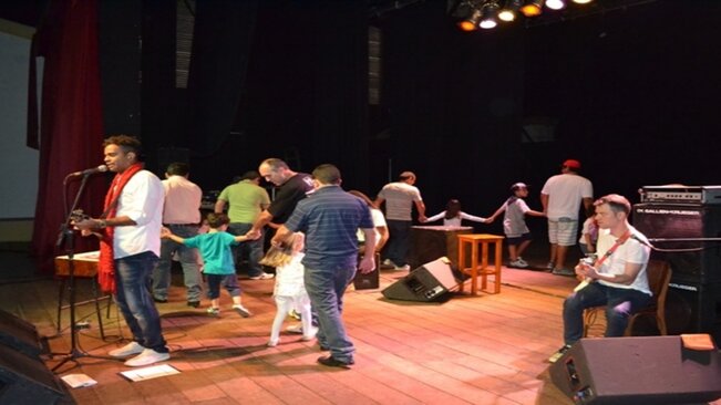 Centenas de crianças prestigiam o show do cantor Jairzinho