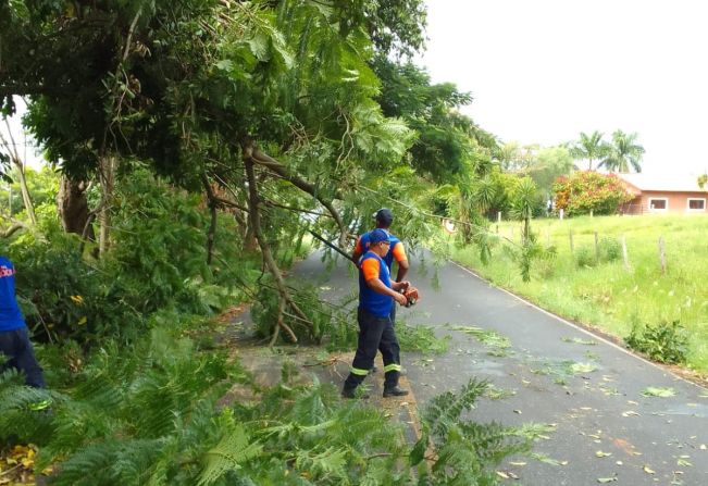 DESEFA CIVIL DE MOCOCA TRABALHA NA VICINAL MOCOCA A SÃO BENEDITO DAS AREIAS