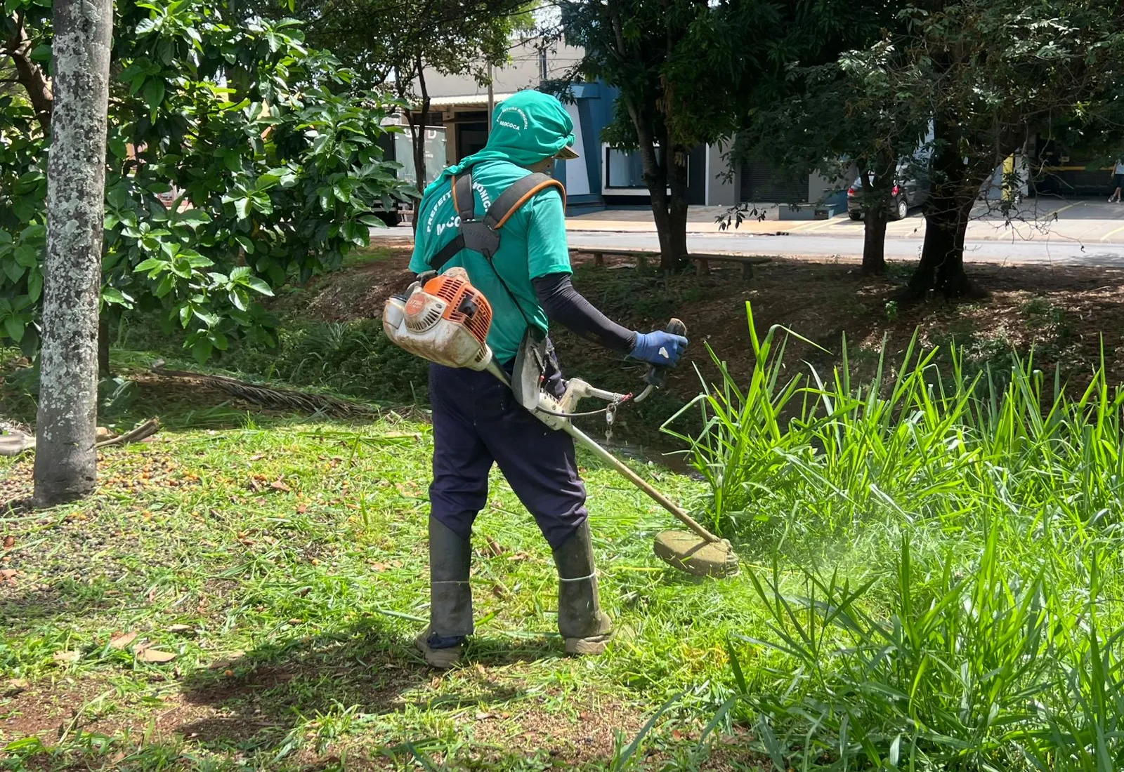 AÇÕES DE LIMPEZA URBANA CONTINUAM EM DIVERSOS PONTOS DE MOCOCA