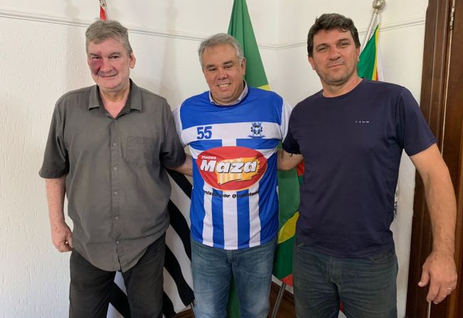 PREFEITO EDUARDO BARISON É PRESENTEADO COM A CAMISA DO MOCOQUINHA E.C.