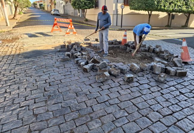 MANUTENÇÃO NAS RUAS COM PARALELEPÍPEDOS