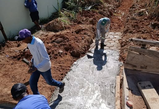 EQUIPE DA PREFEITURA SOLUCIONA PROBLEMA DE VAZÃO DE ÁGUA NO BAIRRO COHAB II