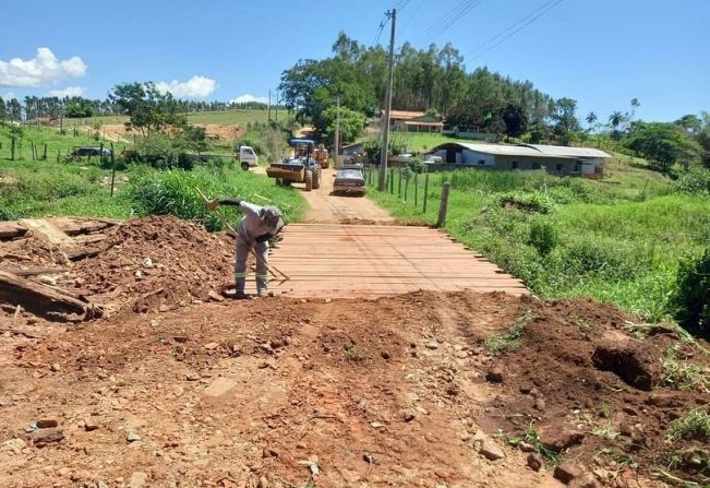 PREFEITURA REALIZA SUBSTITUIÇÃO DO MADEIRAMENTO DE PONTE EM IGARAI