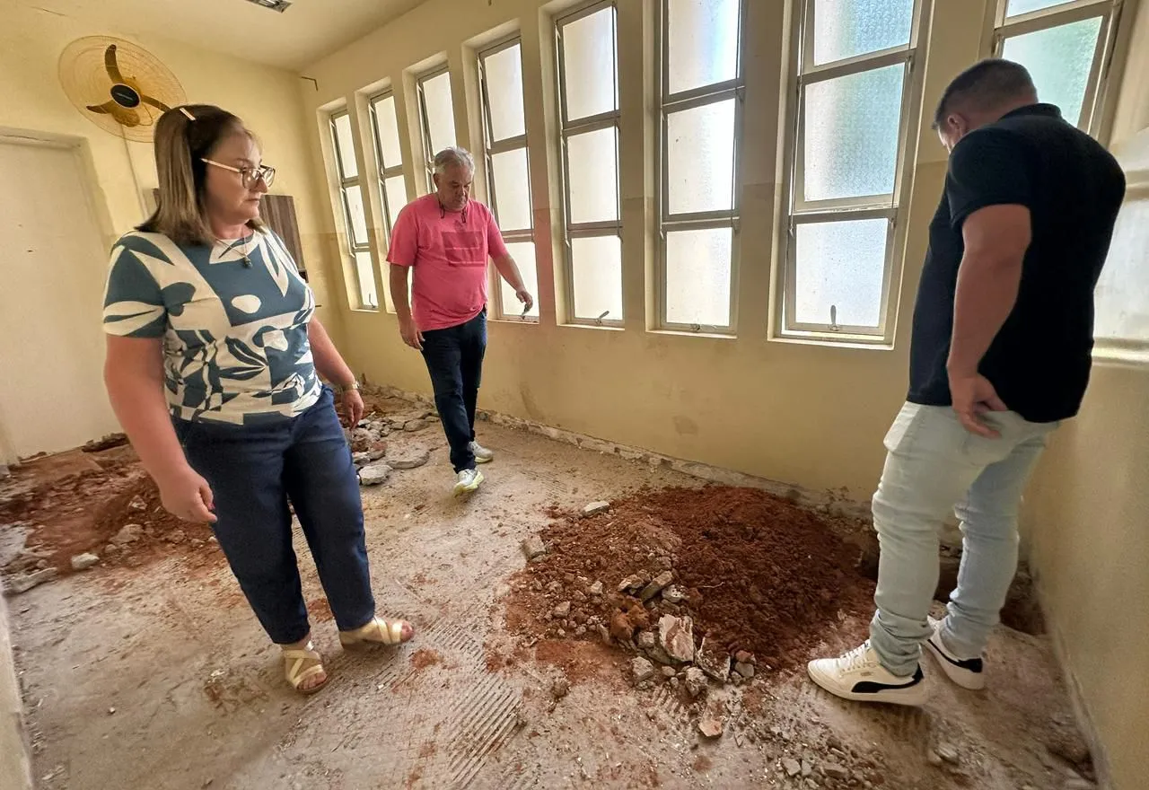 OBRAS EM ANDAMENTO NA ESCOLA MUNICIPAL WASHINGTON GUEDES CARNEIRO