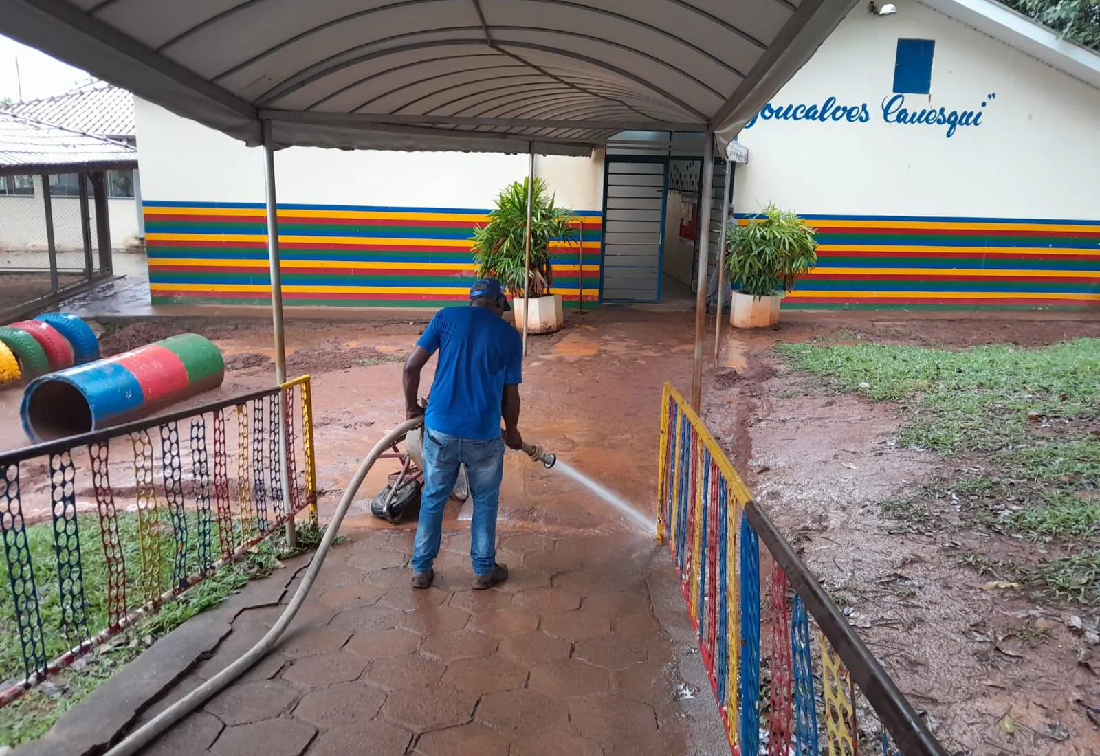  EQUIPE DA SECRETARIA DE SERVIÇOS PÚBLICOS REALIZA MANUTENÇÃO E LIMPEZA NA EMEB 