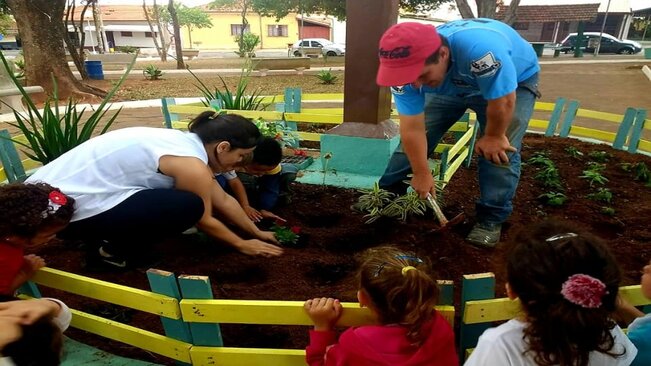 PREFEITURA ASSINA PROJETO DE POLÍTICA MUNICIPAL DE EDUCAÇÃO AMBIENTAL COM A FUNVIC

O Prefeito Municipal, Eduardo Barison, através do Departamento Municipal de Educação assinou, em parceria com Luís Otávio Palhari (Diretor da Faculdade FUNVIC), na tarde