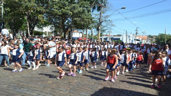Milhares de pessoas prestigiam desfile cívico de 7 de setembro