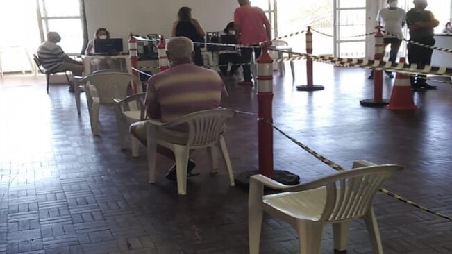 Vacinação por escalonamento de idade dá certo e evita aglomeração em Mococa.