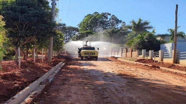 PREFEITURA MUNICIPAL RETOMA OBRAS DE PAVIMENTAÇÃO NA ESTRADA GENTIL FERREIRA DA SILVA.