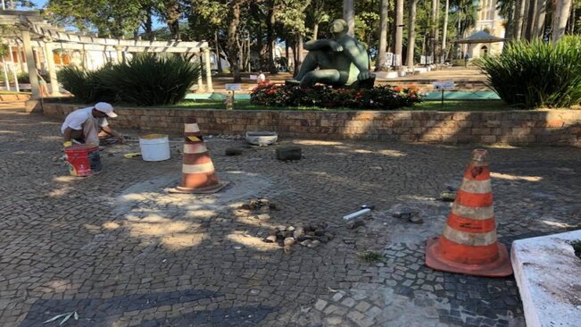 Prefeitura de Mococa inicia recuperação das calçadas da Praça Marechal Deodoro